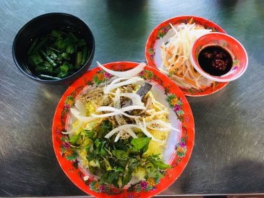 Asya gurme Vietnam pilav ve sebze birçok türde ile tavuk buğulanmış