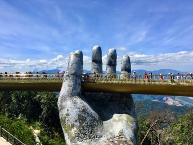 Golden Bridge Danang, Vietnam Ba Na Hills dağ beldesinde iki dev eller tarafından kaldırılır