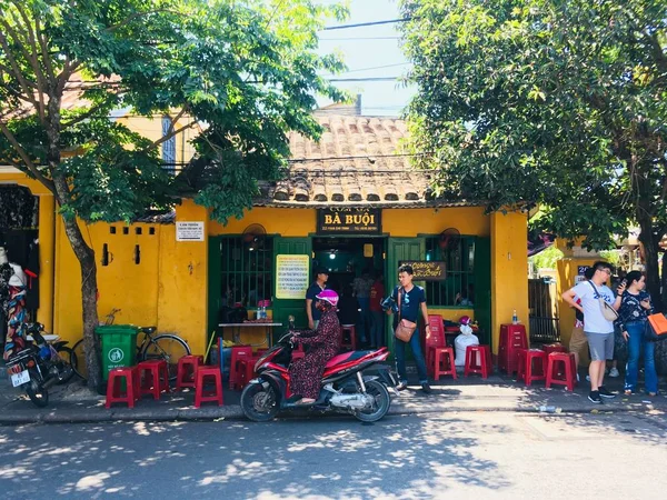 バブオイレストランはホイアン古代の町で人気のチキンライス地元料理です ベトナム ロイヤリティフリーのストック画像