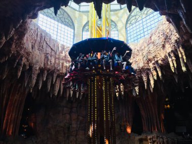 Danang, Vietnam 'daki Ba Na Hills dağ otelindeki fantezi parkında kule atlayıcısı.