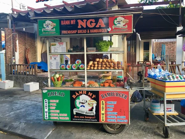 ベトナムのサンドイッチ名は ベトナムの人気のあるストリートフードであるバンミです ストックフォト