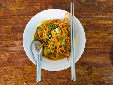 Tavuk (Khao Soi), Kuzey Tayland popüler yerel gıda ile Köri şehriye çorbası