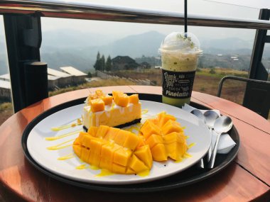 Mango peynirli kek, kibrit suyu, dağ manzaralı tatlı.