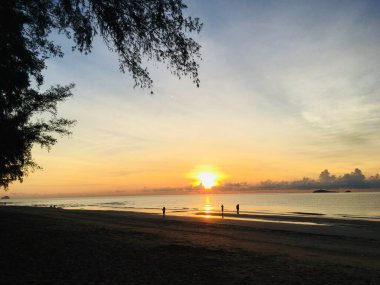 Gün batımında boş deniz kumsalı manzarası ve alacakaranlık gökyüzü