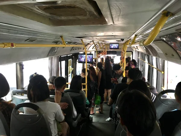 市内の公共バスで通勤する人も多い ストック写真