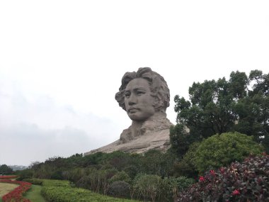Çin 'in Hunan bölgesindeki Changsha şehrinde Mao Zedong gençlik sanat heykeli.