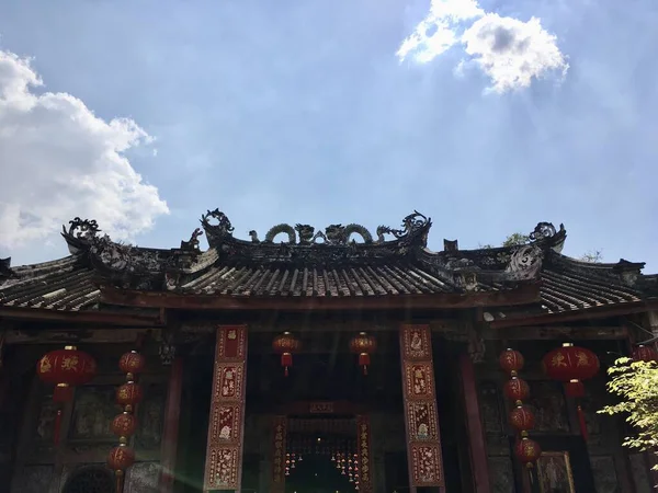 バンコクの建築中国式龍Kammalawat寺院 シルエットシーン青空と太陽の光 — ストック写真