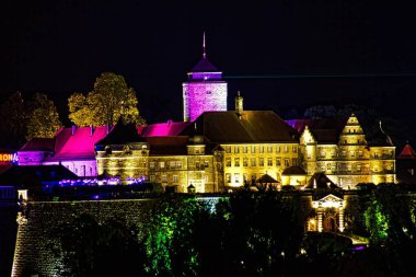 Burg (rosenberg), tower, su kuyusu-varlık, keşif, hayretle için ışık olayı. Akşam üzeri glowenlightened cephe evleri ve sanat eserleri şehrin yeni, resmi olmayan bir ışık yanar Kronach başlar.
