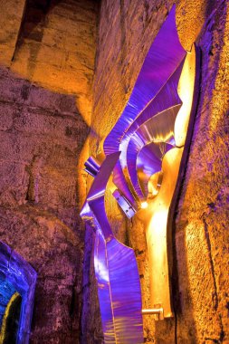 Melek heykeli, su kuyusu-varlık, keşif, hayretle için ışık olayı. Akşam üzeri glowenlightened cephe evleri ve sanat eserleri şehrin yeni, resmi olmayan bir ışık yanar Kronach başlar.