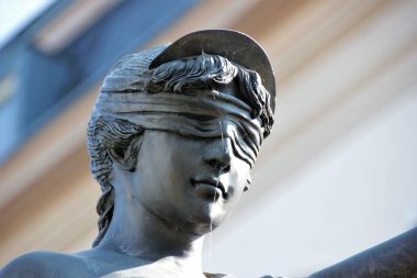 Justitia şiirsel bir adalet