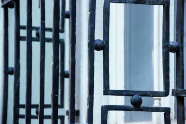  Izgaralar onların pencerenin önünde koruma hizmet / Windows koruma için demir Izgaralar ile korunmaktadır. Hırsız içeri girmeye hiç şansın yok.