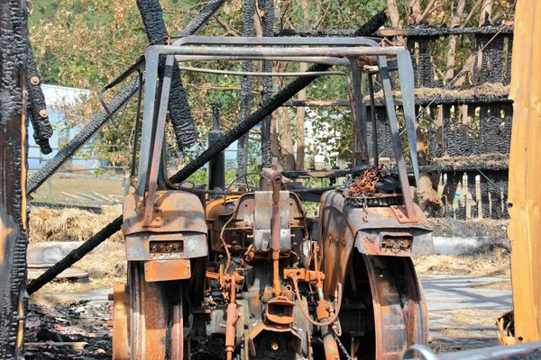 Yanmış çatı ile eski ev