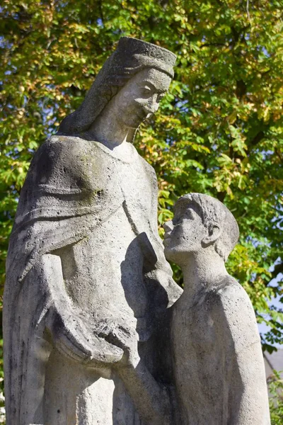 Standbeeld Van Maria Een Jonge Man Kijkend Naar Haar Vol — Stockfoto