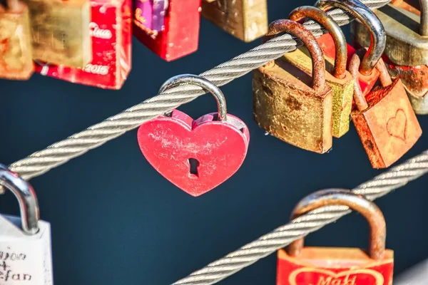 Een Liefde Lock Een Hangslot Gekoppeld Aan Bruggen Rasters Volgens — Stockfoto
