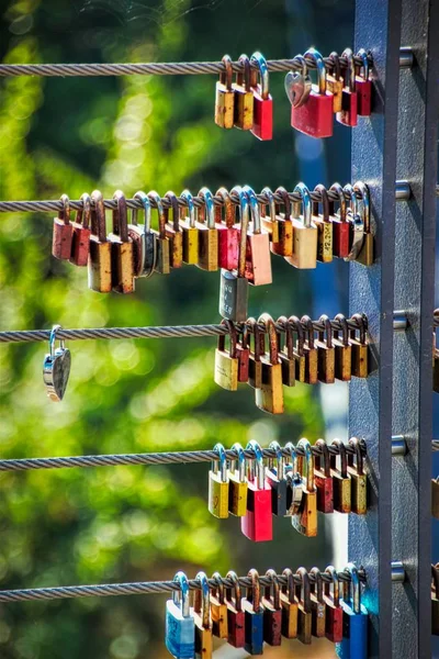 Een Liefde Lock Een Hangslot Gekoppeld Aan Bruggen Rasters Volgens — Stockfoto