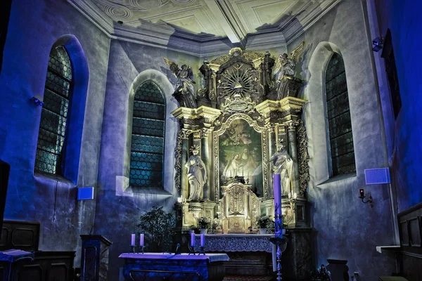 光の祭典で照らされた教会 教会は すべての回で神を探しているクリスチャンのための焦点はいつも — ストック写真