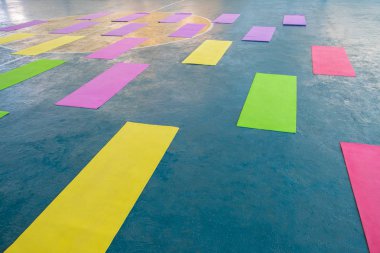 Çok renkli yoga mat mavi harç yerleştirilir. Spor Genel spor salonu binada