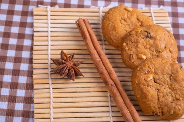gıda kavramı stilleri - çerez kruvasan tahıl kahvaltı ve bambu sayfa gıda arka planı üzerinde süt