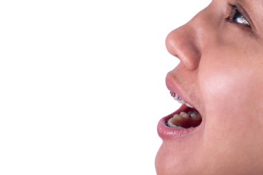 Güzel Asyalı kadın ararken göz ve bir şey ya da birini, beyaz arka plan üzerinde izole aramak ağız ile