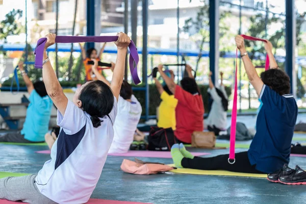 Kıdemli-yaş yoga Sınıf Oda arka yüzüne