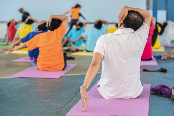 Kıdemli-yaş yoga Sınıf Oda arka yüzüne