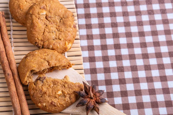gıda kavramı stilleri - çerez kruvasan tahıl kahvaltı ve bambu sayfa gıda arka planı üzerinde süt