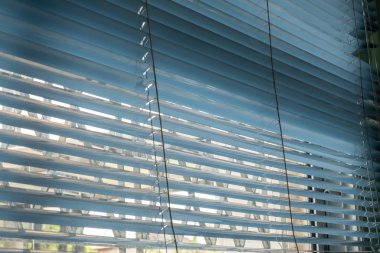 Odasında plastik perdeyi kapat