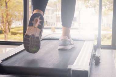 Güzel kadınlar ile elektrik koşu bandı test etmektir. İyi bir sağlık için