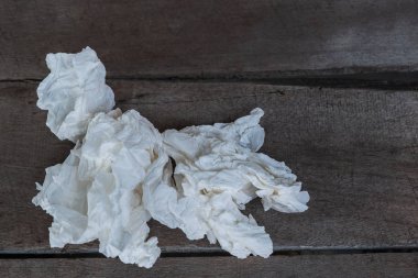 Kağıdın ezilmiş ve tahta bir masanın üzerine bıraktı.