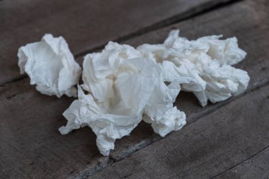 Kağıdın ezilmiş ve tahta bir masanın üzerine bıraktı.