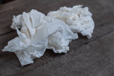 Kağıdın ezilmiş ve tahta bir masanın üzerine bıraktı.