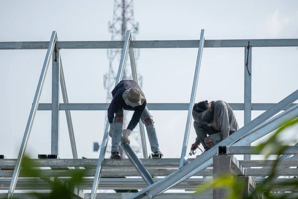 işçi kaynakçı çelik çatı ve telefon direğine arka plan