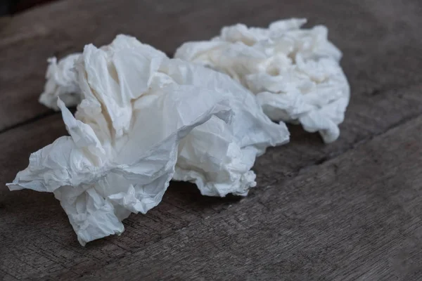 Kağıdın ezilmiş ve tahta bir masanın üzerine bıraktı.