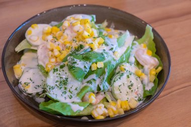 Yeşil salata karides ve Mısır Delicious ve iyi beslenme ile.