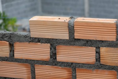Kırmızı tuğla beton İnşaat sitesinde