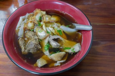 Çin şehriye çorbası gevrek domuz eti ile bir ahşap masa arka plan üzerinde rulo.