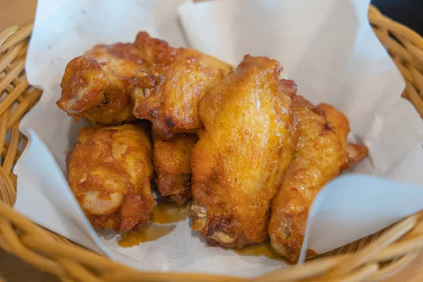 Amerikan tarzı kızarmış tavuk kanatları lezzetli tadı, yumuşak doku, her yemek için güzel kokulu aroma.