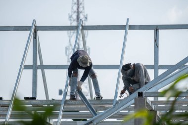 işçi kaynakçı çelik çatı ve telefon direğine arka plan