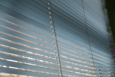 Odasında plastik perdeyi kapat