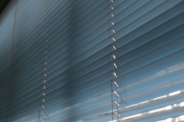 Odasında plastik perdeyi kapat