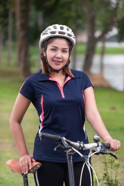 bahçede güzel bir spor kadın ve bisiklet gülümseme