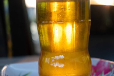 El temiz bir şişe içine kullanılan yağ boşaltma.