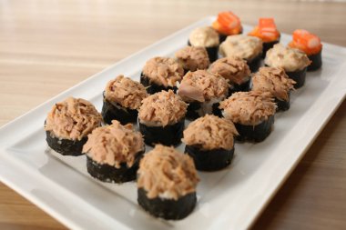 Ahşap arka planda bir tabakta suşi