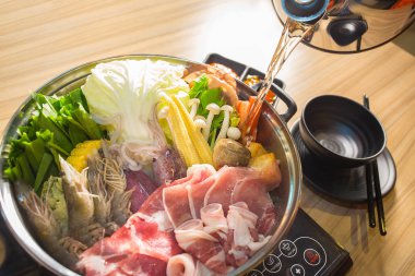 ahşap arka planda shabu-shabu gıda