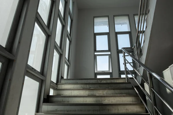 Escada Tem Vidro Transparente Redor Uma Alça Feita Aço Inoxidável — Fotografia de Stock