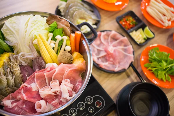 ahşap arka planda shabu-shabu gıda
