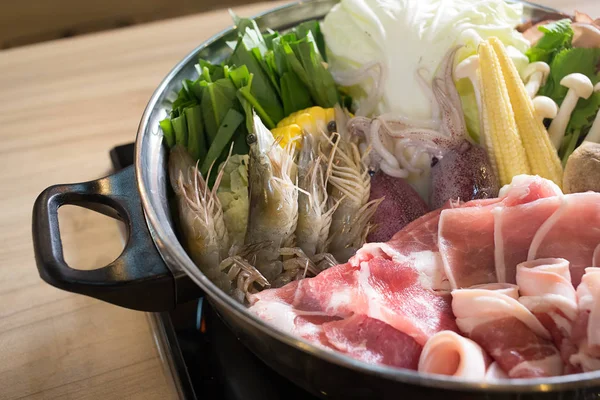 ahşap arka planda shabu-shabu gıda