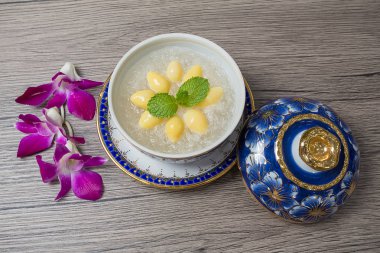 Çin otlar ile kuş yuvası çorbası