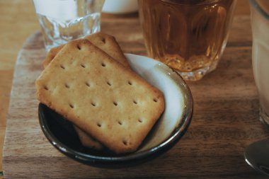 Ahşap bisküvi ve çay bardağı