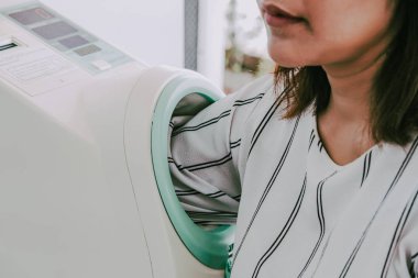 asyalı kadın ve kan basıncı otomatik metre